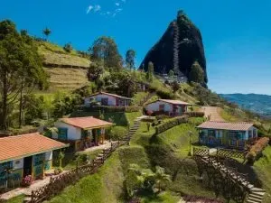 Casas típicas junto a la Piedra del Peñol en Antioquia