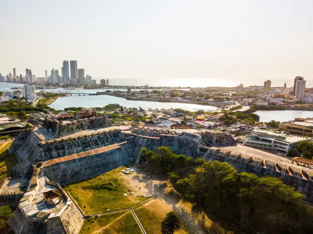 Vista aérea del Castillo San Felipe de Barajas y Cartagena, Colombia.