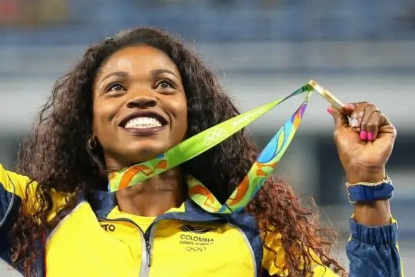 Caterine Ibargüen sonríe con su medalla de oro olímpica.