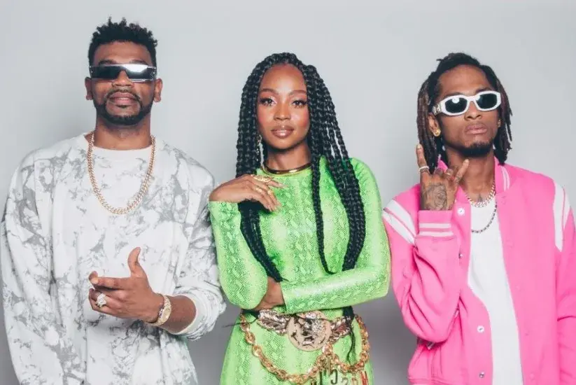 ChocQuibTown posando para una foto grupal.