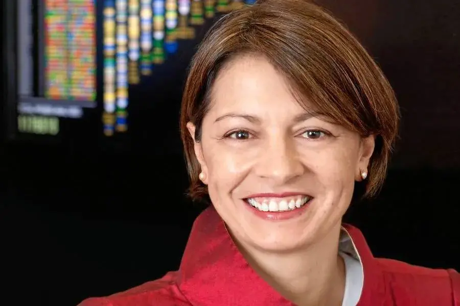 Retrato de Claudia López, alcaldesa de Bogotá, sonriendo. ¡Una figura importante aquí en la ciudad!