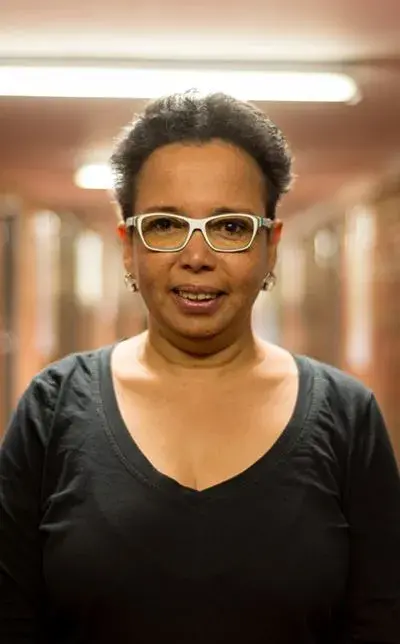 Retrato de Claudia Mosquera sonriendo con gafas. ¡Una lideresa social muy importante en Colombia! Actualmente es la vicepresidenta.