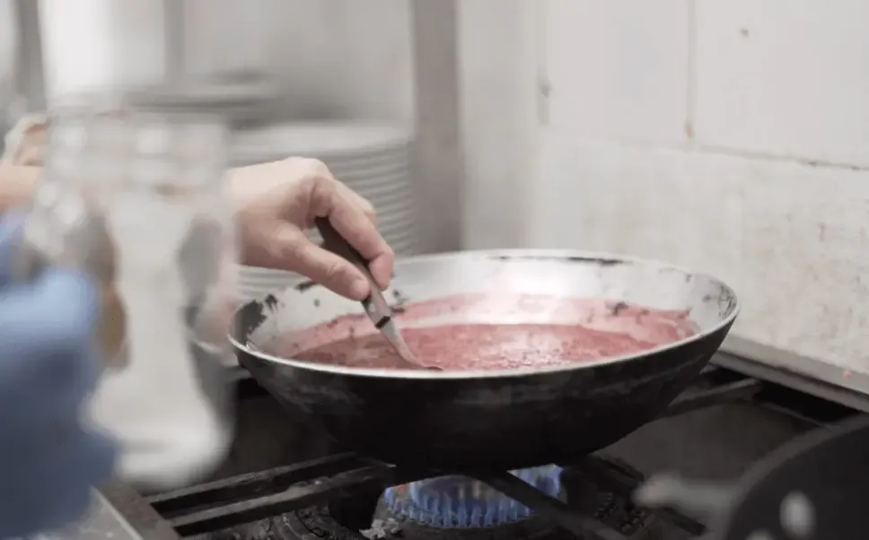 preparacion de salsa de corozo en sarten sobre fuego de cocina
