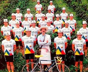 Equipo de ciclismo Café de Colombia con su director técnico.