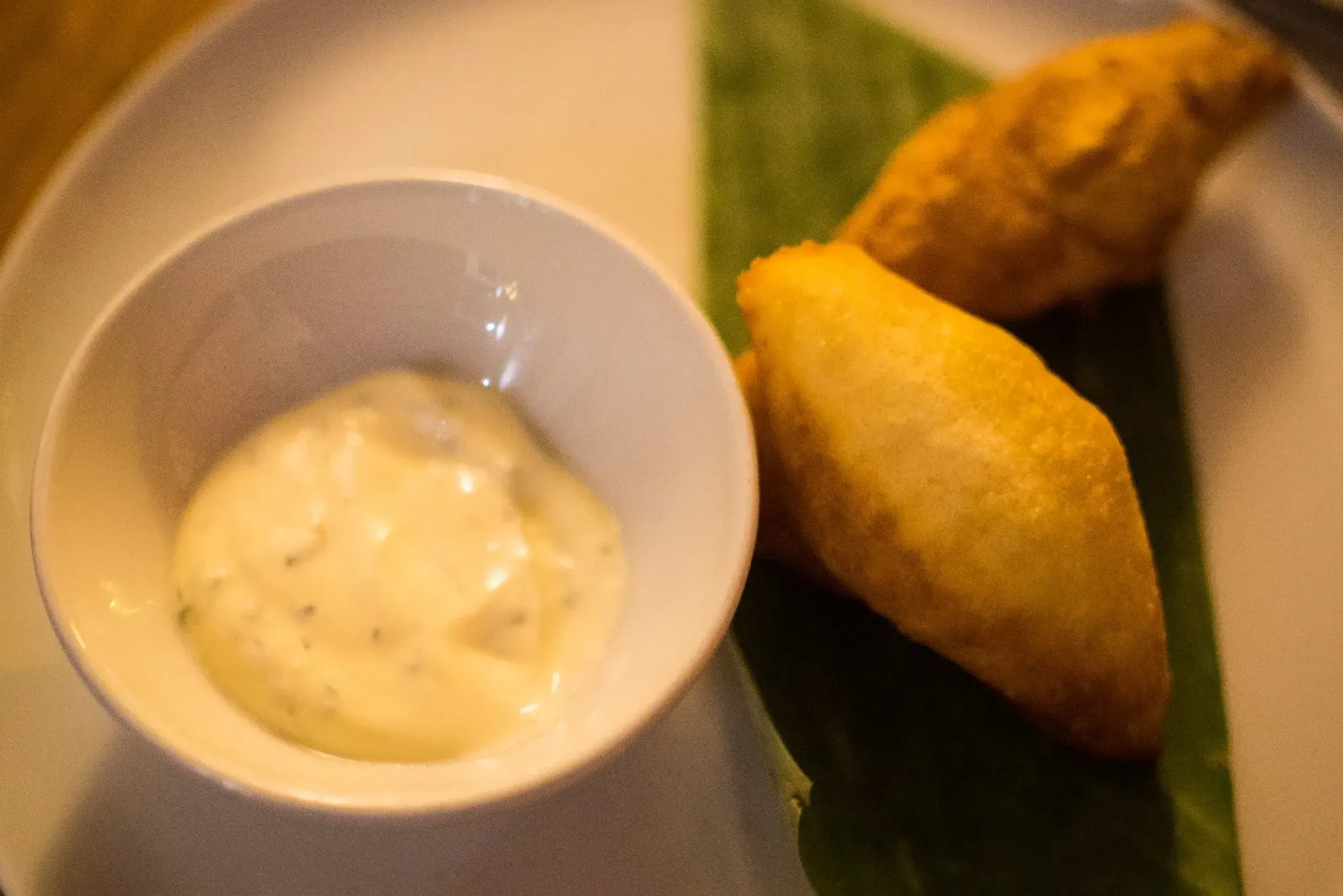 deditos fritos de queso con suero en plato sobre hoja de platano