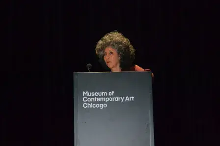 Doris Salcedo hablando en el Museo de Arte Contemporáneo de Chicago.