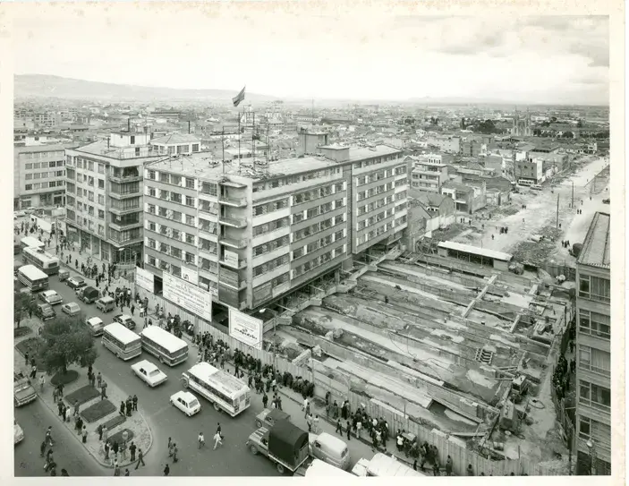 Foto antigua del traslado del Edificio Cudecom en Bogotá.