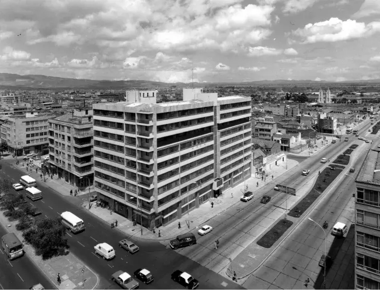 Foto antigua en blanco y negro del Edificio Cudecom en Bogotá.