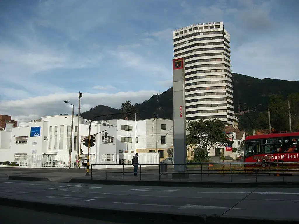 Edificio UGI en Bogotá visto desde la avenida 39 con TransMilenio