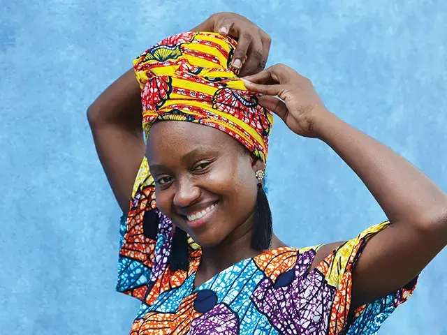Elida Díaz atendiendo en “La Reina del Kongo”. Foto cortesía de El Universal.