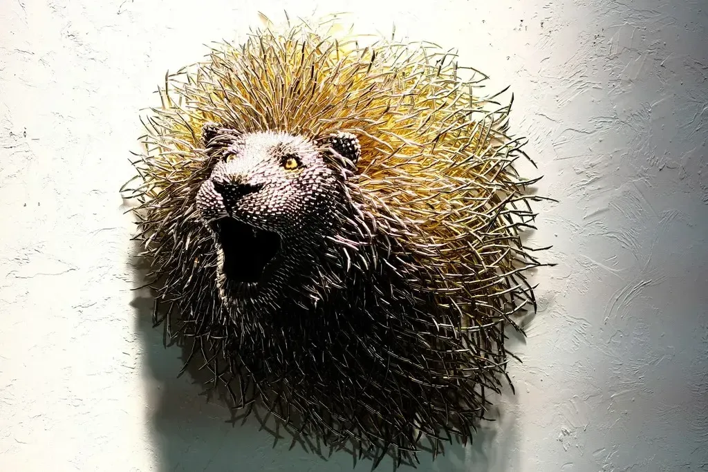 Escultura de león hecha con palillos expuesta en Bogotá