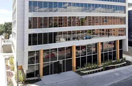 Fachada moderna del edificio de Novartis con ventanas de vidrio