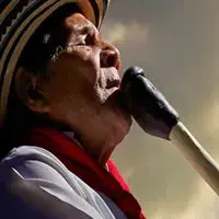 Man playing bagpipes with sombrero vueltiao.