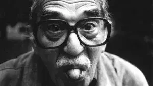 Retrato en blanco y negro de Gabriel García Márquez sacando la lengua.