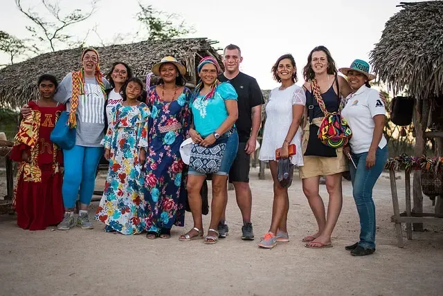 Grupo de personas en vestimenta colorida en comunidad wayuu de La Guajira