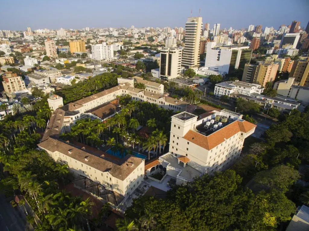 Vista aérea de Barranquilla con el Hotel El Prado en el centro.