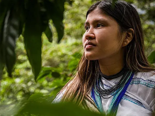 Mujer indígena en la Sierra Nevada con collar tradicional