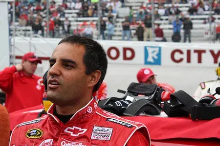 Explora la carrera de Juan Pablo Montoya Retrato de Juan Pablo Montoya en un evento de carreras.