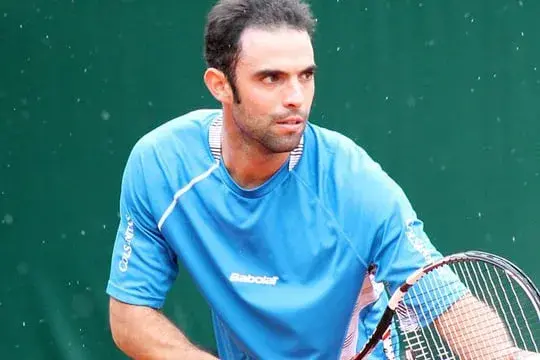 Tenista colombiano Juan Sebastián Abal en acción durante un partido