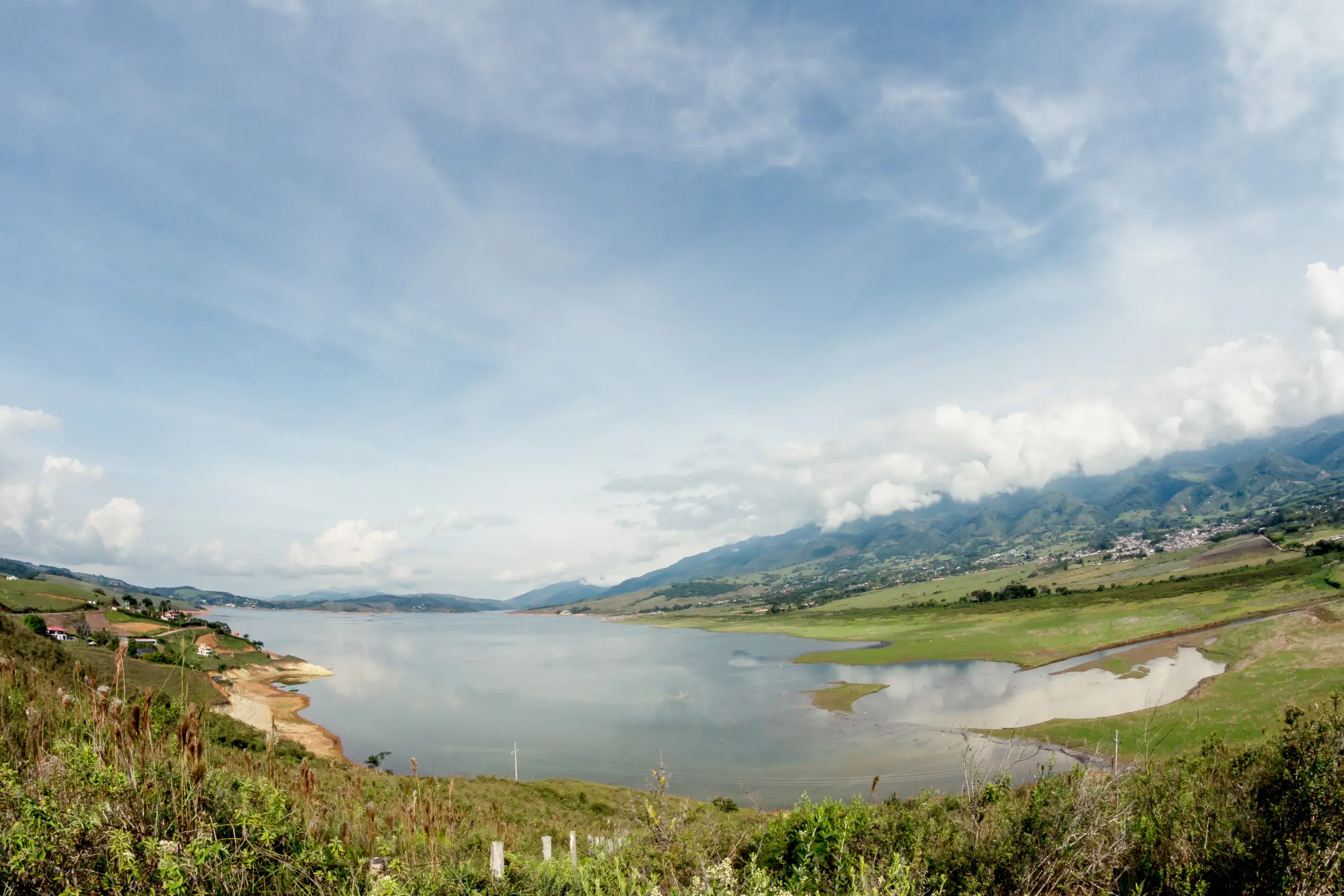 Lago Calima en Valle del Cauca Colombia, el país más acogedor del mundo