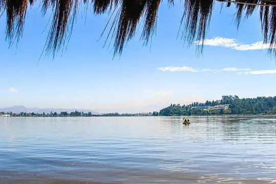 Vista del Lago de Tota desde una cabaña con dos kayaks.