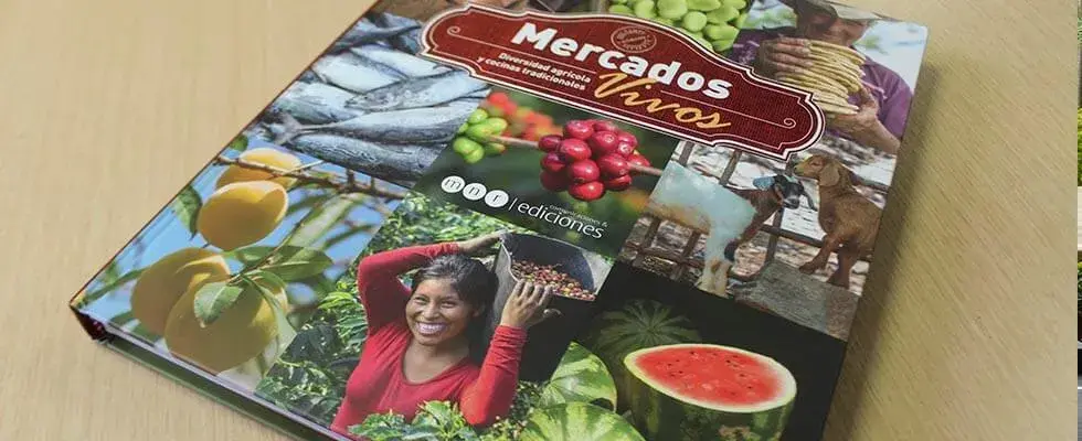 Portada del libro Mercados Vivos con productos agrícolas colombianos