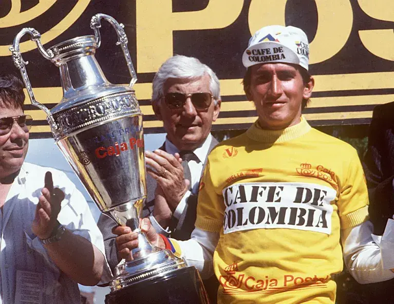 Conoce los triunfos de Lucho Herrera Lucho Herrera con el trofeo de la Vuelta a España 1987.