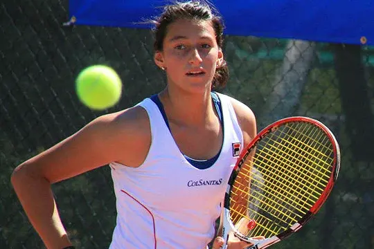 Mariana Duque enfocada durante un juego de tenis con pelota en juego