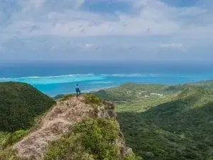 Admira vista al mar en Providencia Persona en mirador con vista al mar en Providencia, Colombia