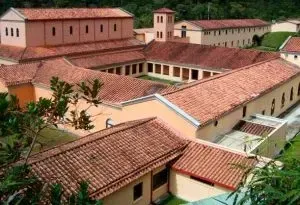 Monasterio Benedictino entre montañas verdes