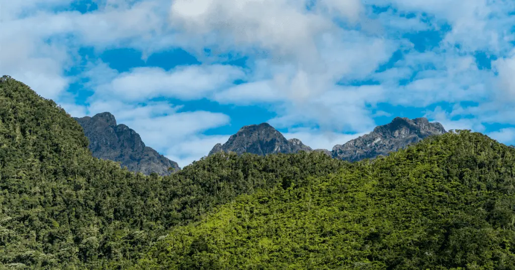 Montañas de los Farallones con cielo azul.