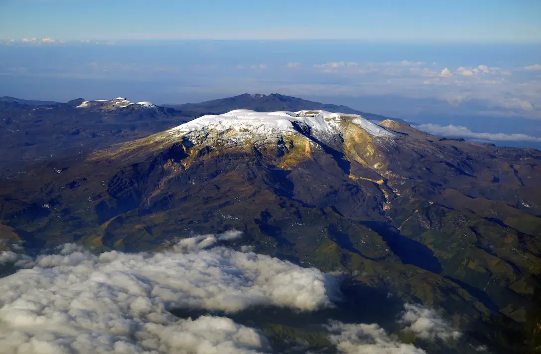 Nevado del Ruiz cubierto de nieve bajo un cielo despejado en Colombia
