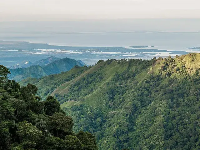 Vista aérea de las montañas de la Sierra Nevada de Santa Marta
