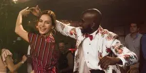 Pareja bailando con alegría en un ambiente festivo