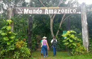 Entrada al Parque Ecológico Mundo Amazónico con visitantes caminando.