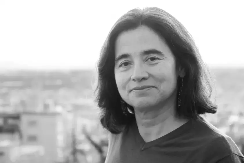 Retrato en blanco y negro de Patricia Cardozo mirando a la cámara. ¡Una escritora bogotana muy aguda y con una voz muy particular!