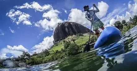 Persona haciendo paddling en embalse de Guatapé
