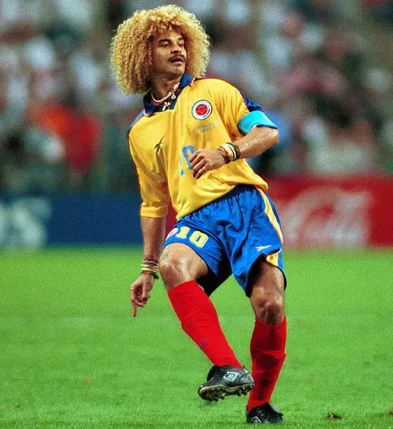 Explora la trayectoria de El Pibe Carlos Valderrama con la camiseta de la selección colombiana.