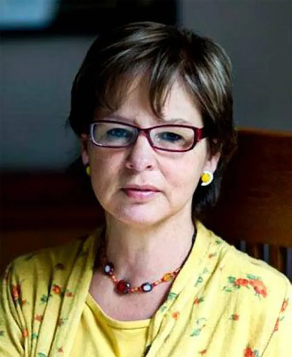 Retrato de Piedad Bonnet mirando a la cámara con gafas. ¡Una escritora colombiana muy reconocida!