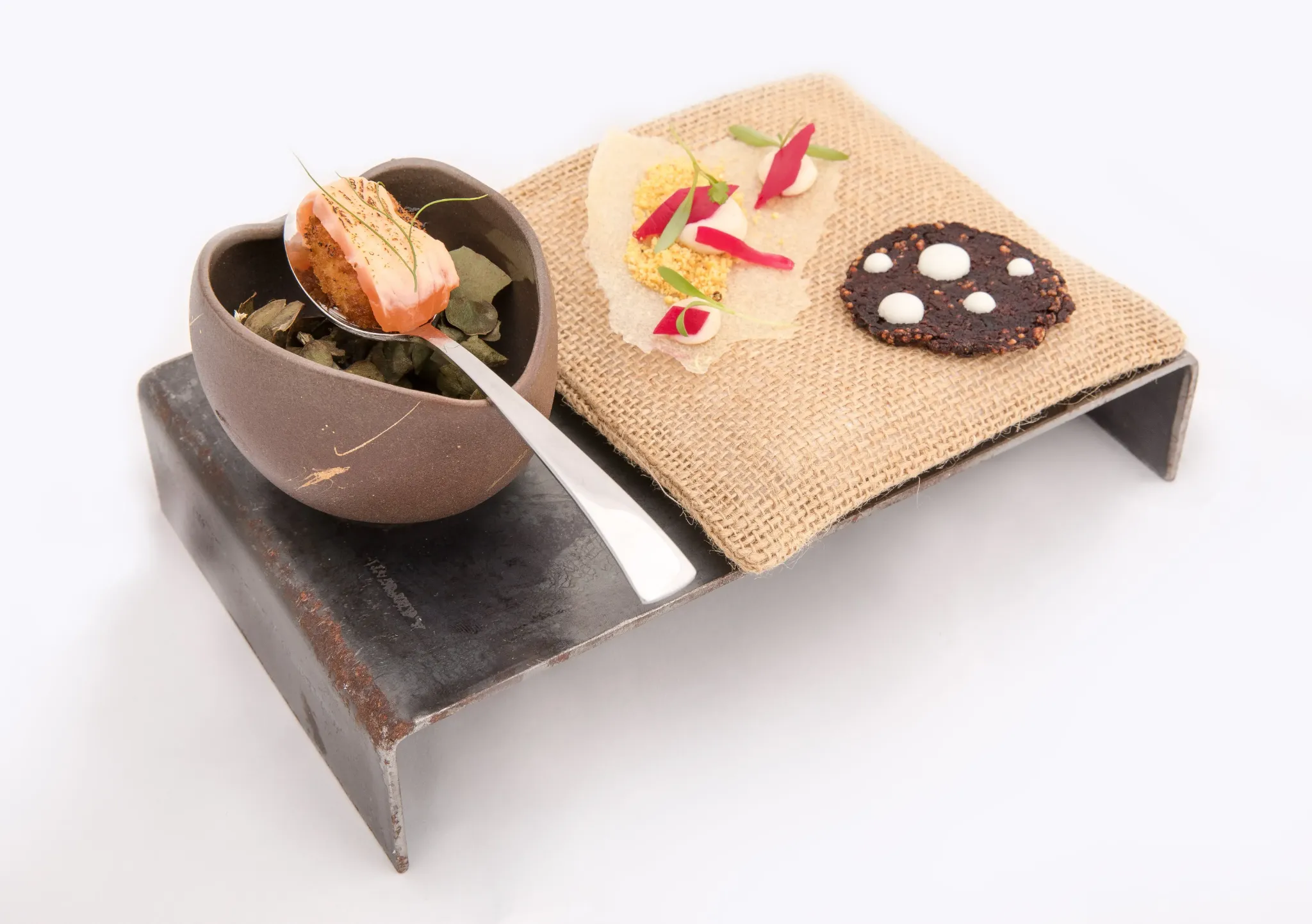 Plato gourmet servido en el restaurante El Cielo sobre soporte rústico