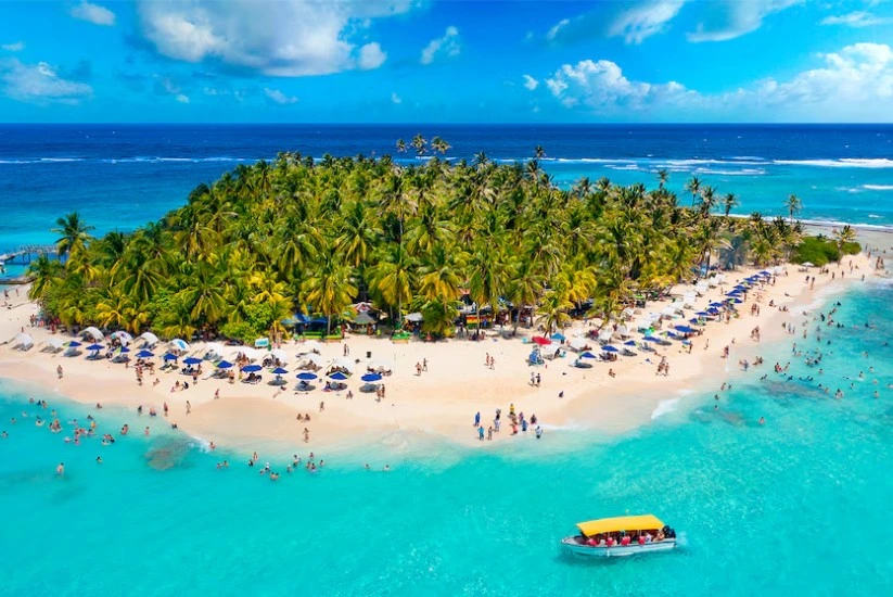 Playa de Johnny Cay in San Andrés on a sunny day with tourists