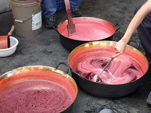 Preparando arequipe en grandes ollas de cobre.