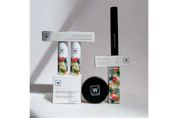 Productos de maquillaje Waya Natural sobre fondo blanco.