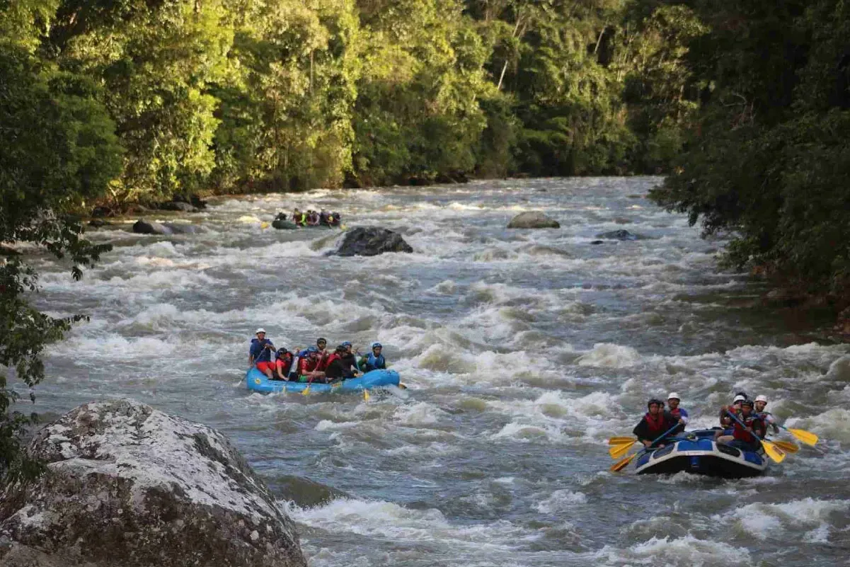 People rafting on the Pato River in Caquetá
