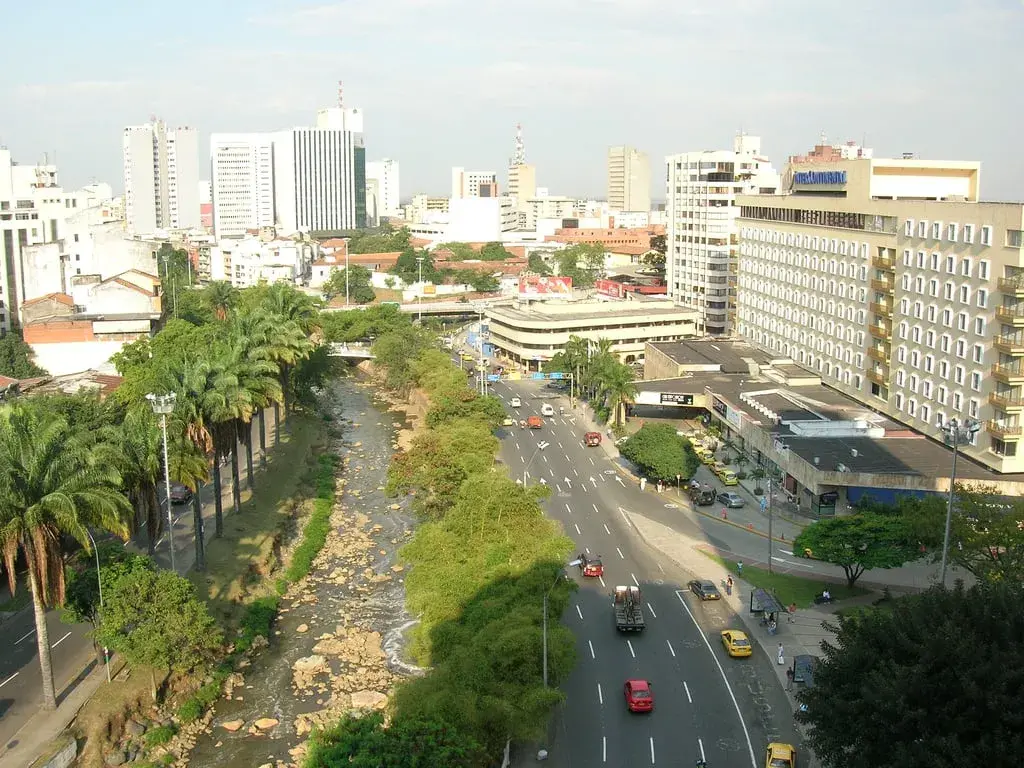 Río Cali rodeado de palmas y edificios en el centro urbano