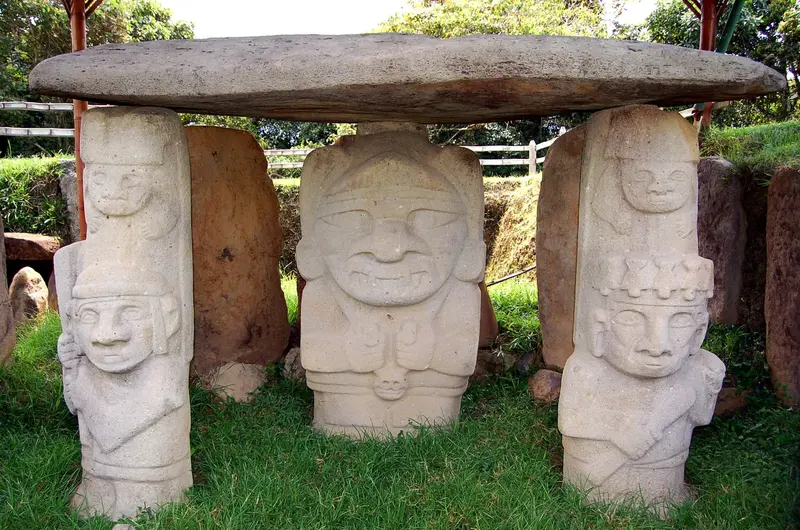 Fotografía de estatuas en San Agustín ubicadas en el Huila, Cultura indígena en Colombia