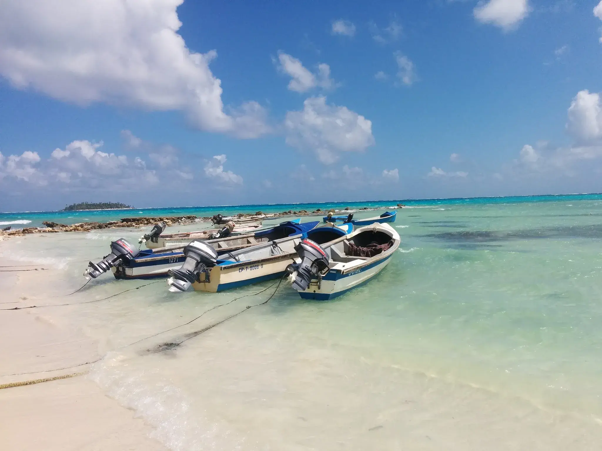 Lanchas en la playa de San Andrés con mar turquesa. ¡Qué belleza de paisaje! ¿Has estado en San Andrés?