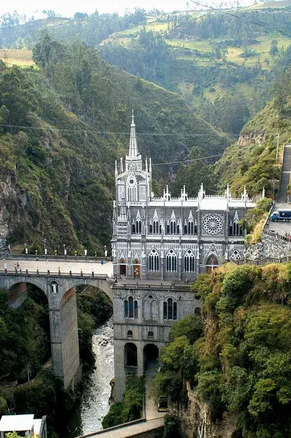 Santuario de Las Lajas construido sobre un cañón.