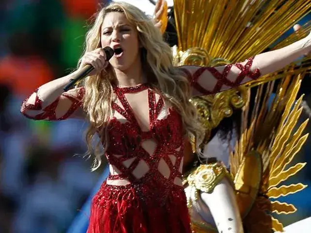 Shakira cantando en un evento deportivo.