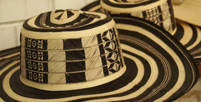 Primer plano de varios sombreros vueltiaos apilados.